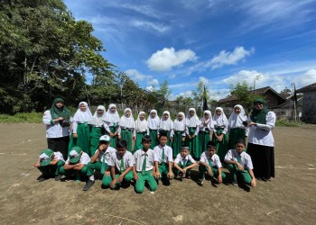 MI Sunan Muria Sukseskan Gerakan Menanam 1 Juta Pohon Matoa Serentak se-Indonesia